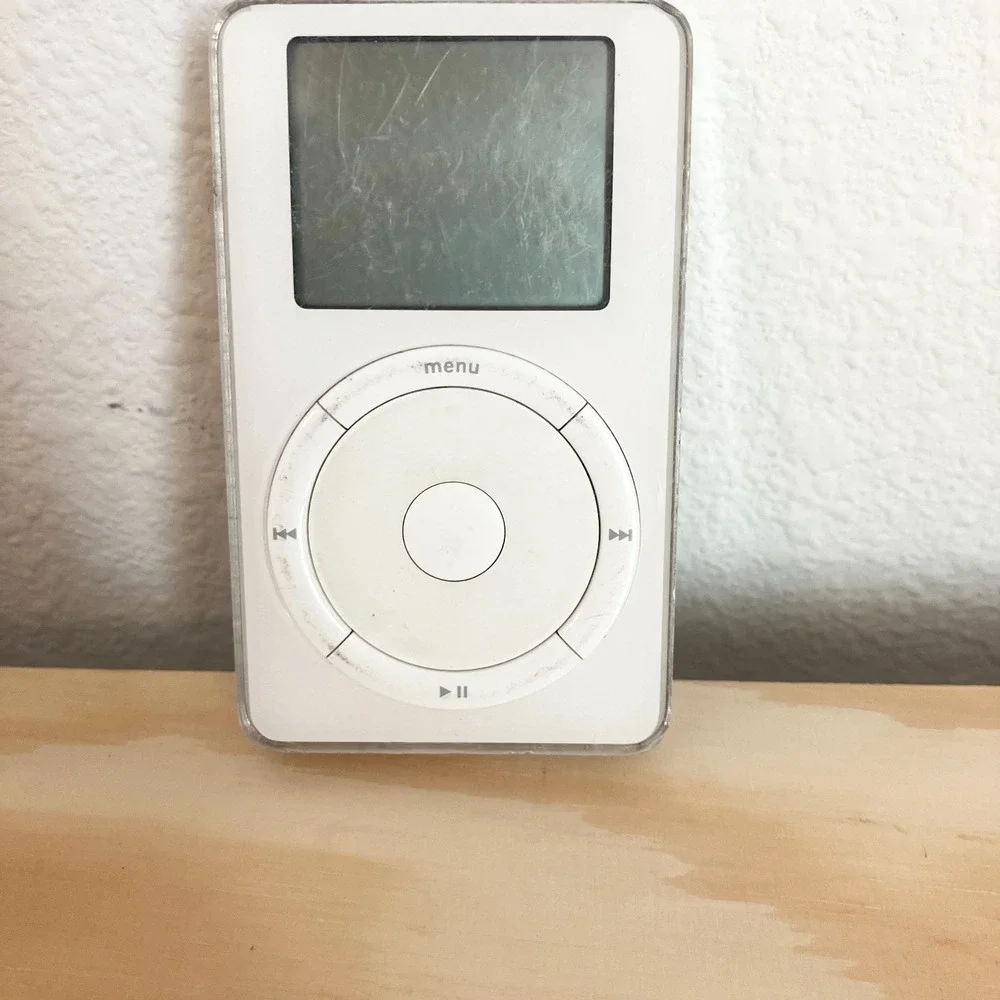 Apple iPod classic Model A1019 White (10 GB) FOR PARTS/REPAIR
